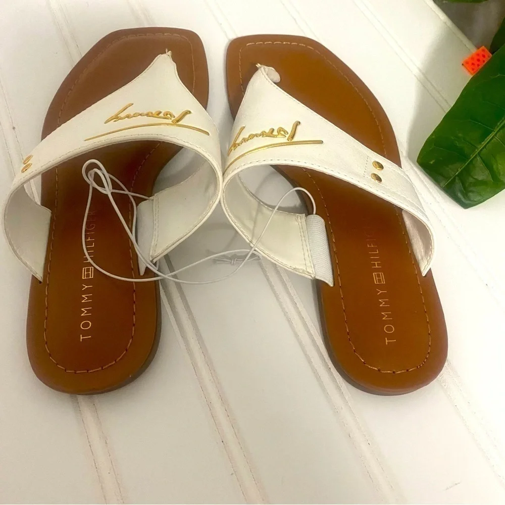 Tommy Hilfiger Women’s TWJELVINO-R Flip Flops Sandals with Gold Emblem Size 6M